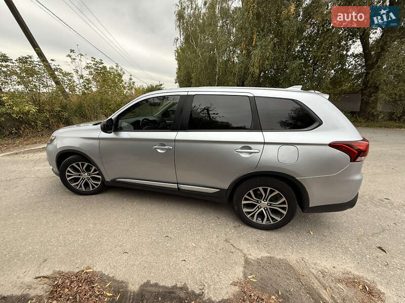 Внедорожник / Кроссовер Mitsubishi Outlander 2017 в Киеве