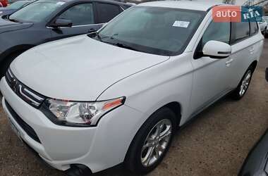 Внедорожник / Кроссовер Mitsubishi Outlander 2014 в Черновцах