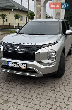 Позашляховик / Кросовер Mitsubishi Outlander 2024 в Острозі