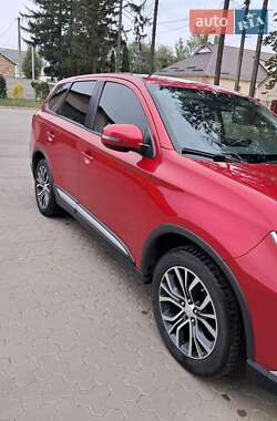Внедорожник / Кроссовер Mitsubishi Outlander 2016 в 