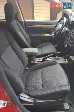 Внедорожник / Кроссовер Mitsubishi Outlander 2016 в 