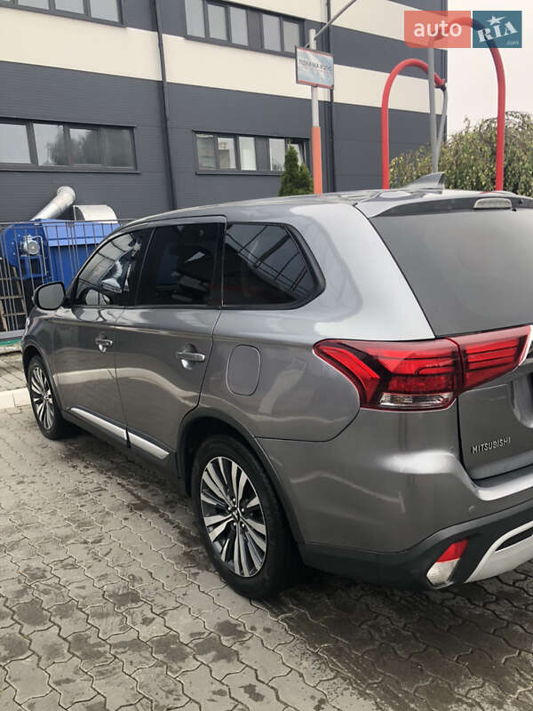 Позашляховик / Кросовер Mitsubishi Outlander 2019 в Львові
