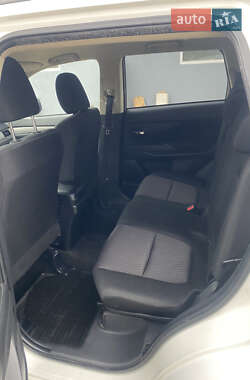 Внедорожник / Кроссовер Mitsubishi Outlander 2013 в 
