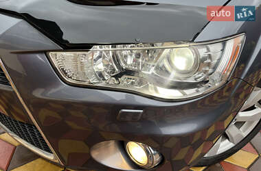 Внедорожник / Кроссовер Mitsubishi Outlander 2012 в 