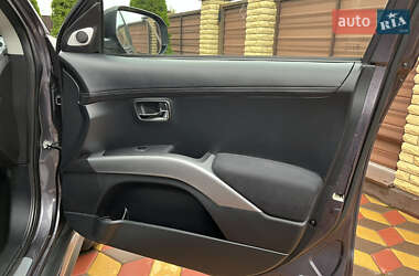 Внедорожник / Кроссовер Mitsubishi Outlander 2012 в 