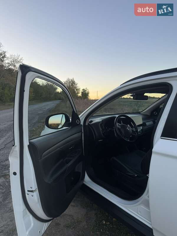 Позашляховик / Кросовер Mitsubishi Outlander 2013 в Валках