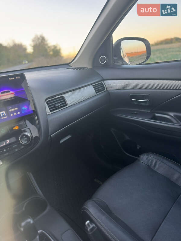 Позашляховик / Кросовер Mitsubishi Outlander 2013 в Валках