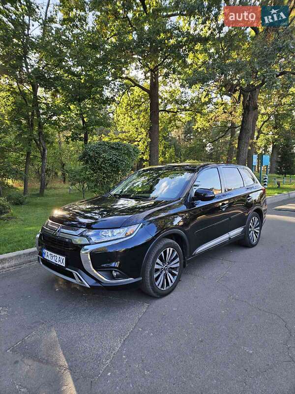 Внедорожник / Кроссовер Mitsubishi Outlander 2018 в 