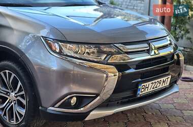 Внедорожник / Кроссовер Mitsubishi Outlander 2017 в 