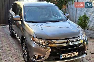Внедорожник / Кроссовер Mitsubishi Outlander 2017 в 