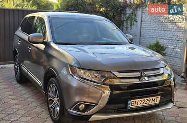 Внедорожник / Кроссовер Mitsubishi Outlander 2017 в 
