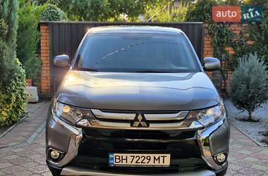 Внедорожник / Кроссовер Mitsubishi Outlander 2017 в 