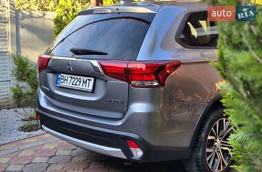 Внедорожник / Кроссовер Mitsubishi Outlander 2017 в 
