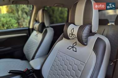Внедорожник / Кроссовер Mitsubishi Outlander 2017 в 