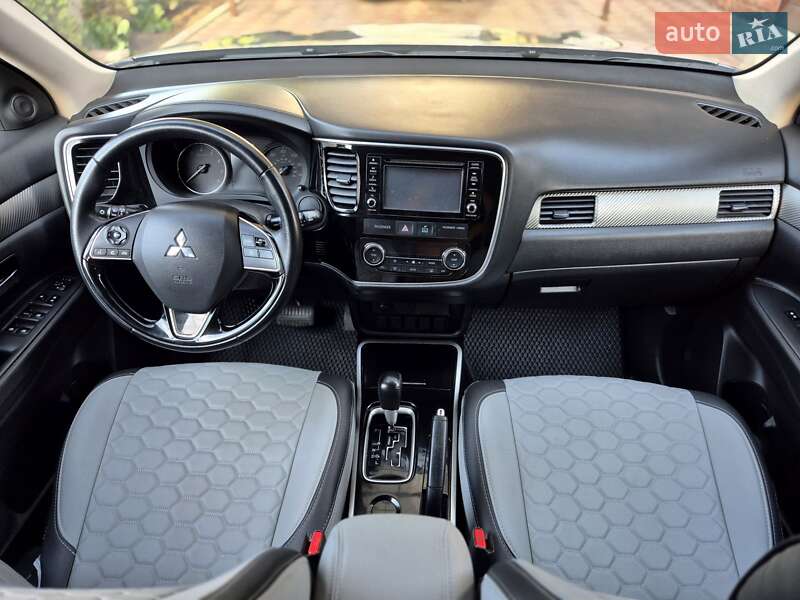 Внедорожник / Кроссовер Mitsubishi Outlander 2017 в Запорожье