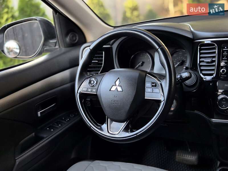 Внедорожник / Кроссовер Mitsubishi Outlander 2017 в Запорожье