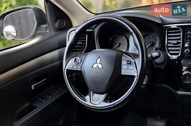 Внедорожник / Кроссовер Mitsubishi Outlander 2017 в 