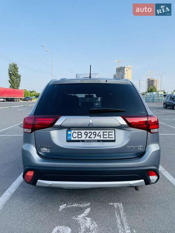Позашляховик / Кросовер Mitsubishi Outlander 2016 в Києві