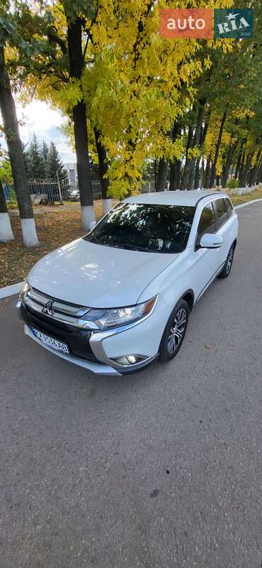 Позашляховик / Кросовер Mitsubishi Outlander 2016 в Полтаві