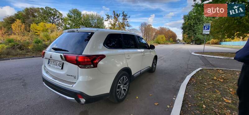 Позашляховик / Кросовер Mitsubishi Outlander 2016 в Полтаві