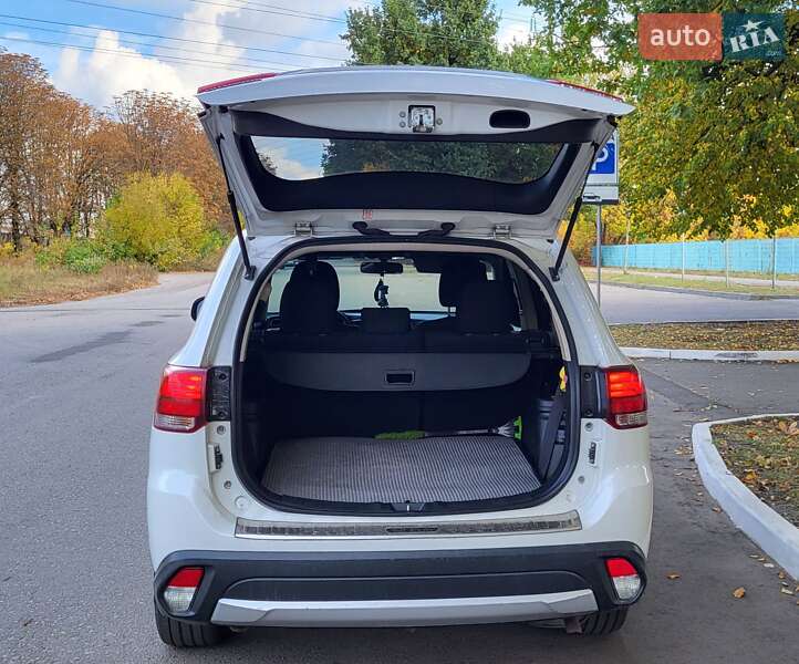 Позашляховик / Кросовер Mitsubishi Outlander 2016 в Полтаві