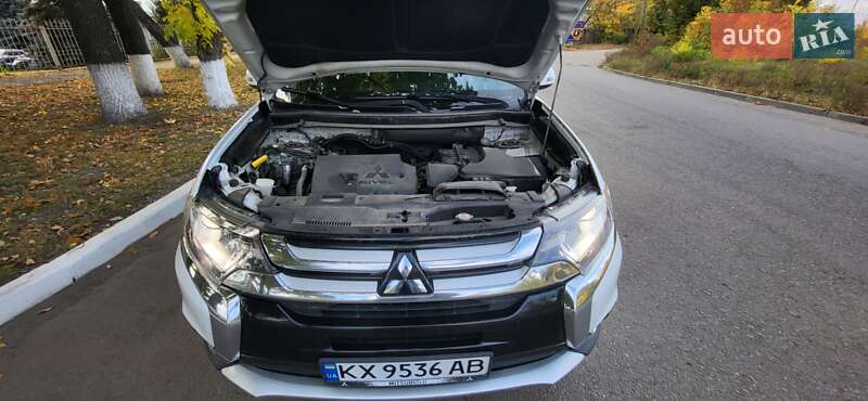 Позашляховик / Кросовер Mitsubishi Outlander 2016 в Полтаві