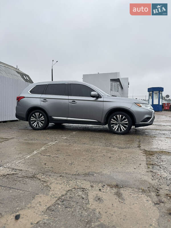 Позашляховик / Кросовер Mitsubishi Outlander 2018 в Києві