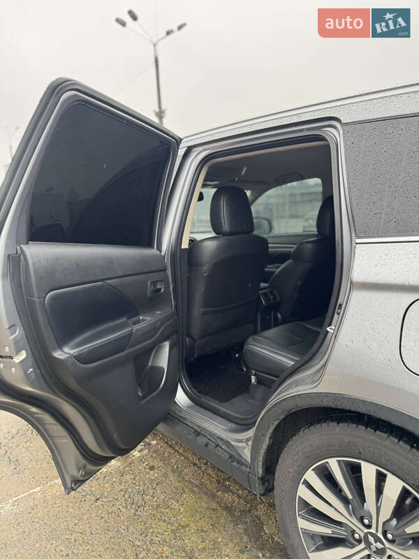 Позашляховик / Кросовер Mitsubishi Outlander 2018 в Києві