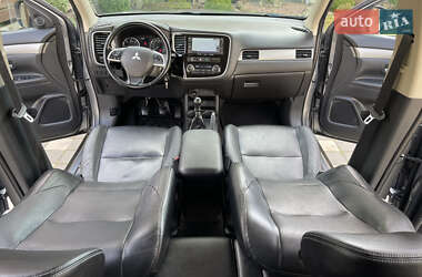 Внедорожник / Кроссовер Mitsubishi Outlander 2014 в 