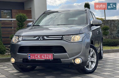 Внедорожник / Кроссовер Mitsubishi Outlander 2014 в 