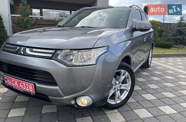 Внедорожник / Кроссовер Mitsubishi Outlander 2014 в 