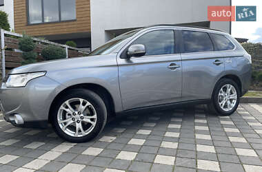 Внедорожник / Кроссовер Mitsubishi Outlander 2014 в 