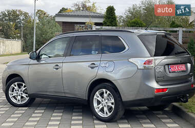 Внедорожник / Кроссовер Mitsubishi Outlander 2014 в 