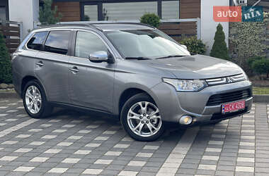 Внедорожник / Кроссовер Mitsubishi Outlander 2014 в 