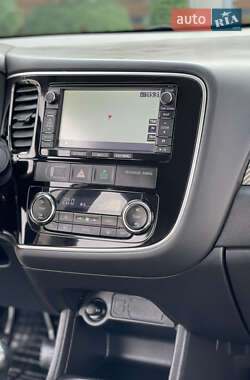 Внедорожник / Кроссовер Mitsubishi Outlander 2014 в 