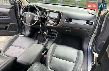 Внедорожник / Кроссовер Mitsubishi Outlander 2014 в 