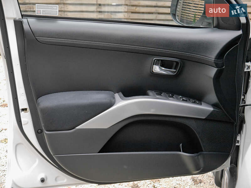 Внедорожник / Кроссовер Mitsubishi Outlander 2010 в Бродах