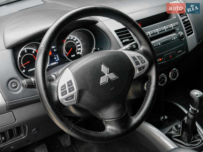 Внедорожник / Кроссовер Mitsubishi Outlander 2010 в Бродах