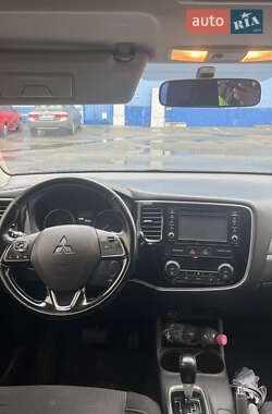 Внедорожник / Кроссовер Mitsubishi Outlander 2015 в 