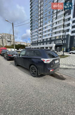 Позашляховик / Кросовер Mitsubishi Outlander 2013 в 