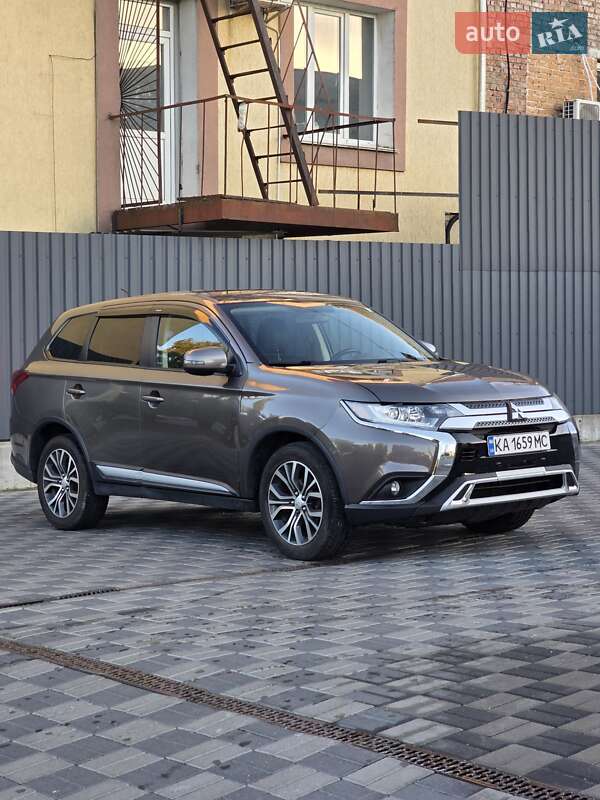 Внедорожник / Кроссовер Mitsubishi Outlander 2015 в 
