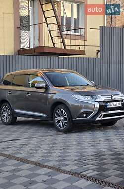Внедорожник / Кроссовер Mitsubishi Outlander 2015 в 