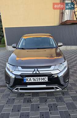 Внедорожник / Кроссовер Mitsubishi Outlander 2015 в 