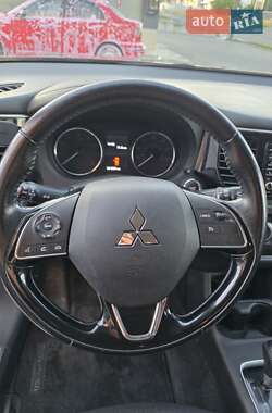 Внедорожник / Кроссовер Mitsubishi Outlander 2015 в 