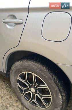 Внедорожник / Кроссовер Mitsubishi Outlander 2012 в 