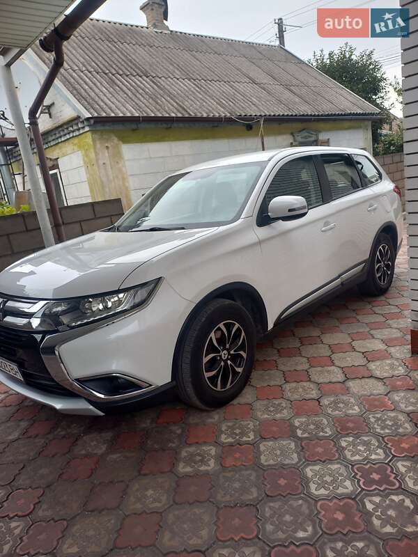 Позашляховик / Кросовер Mitsubishi Outlander 2016 в Кам'янському