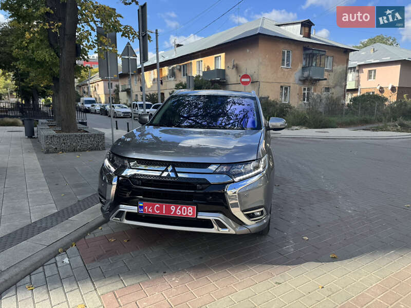 Внедорожник / Кроссовер Mitsubishi Outlander 2020 в Львове