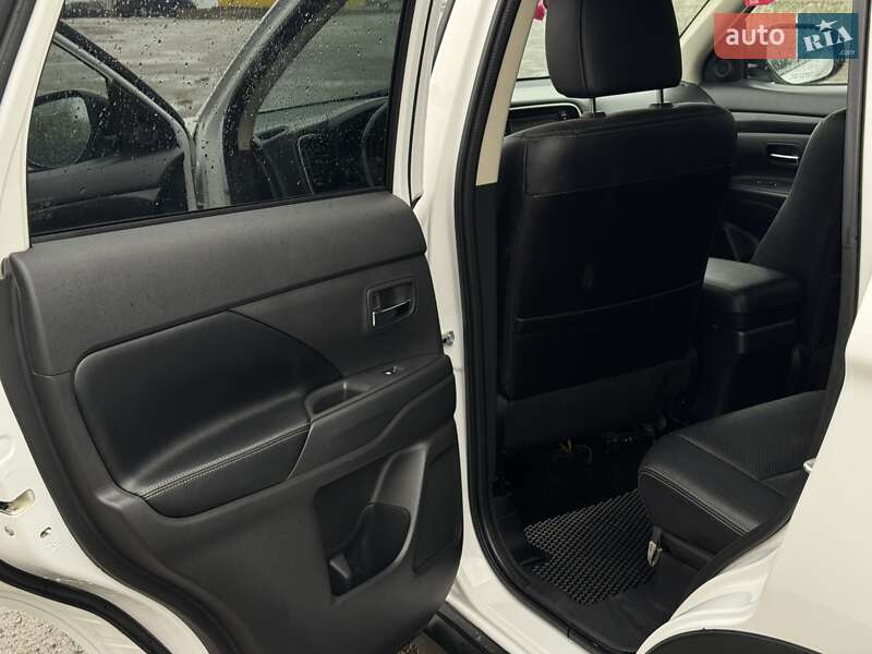Позашляховик / Кросовер Mitsubishi Outlander 2016 в Тернополі