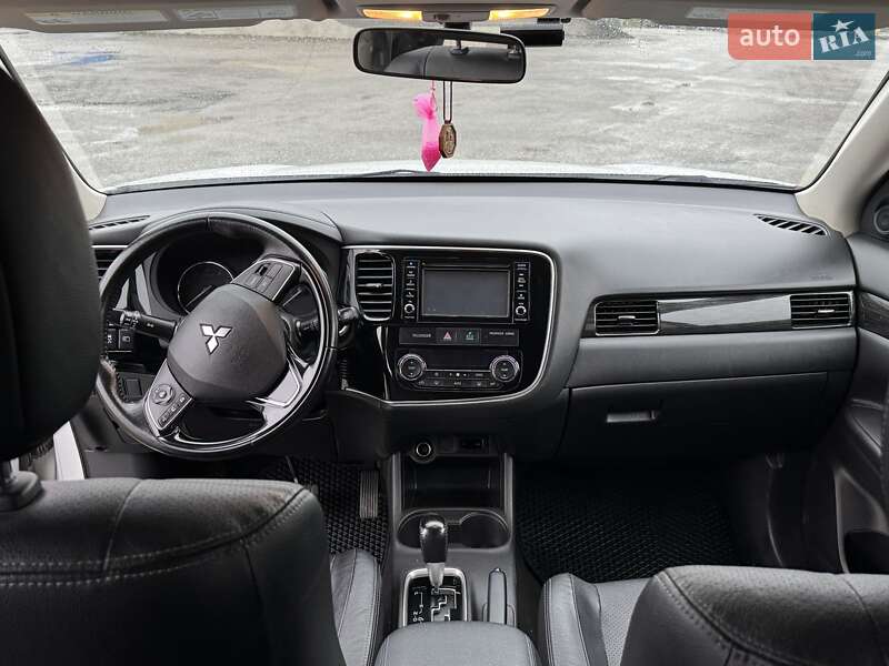 Позашляховик / Кросовер Mitsubishi Outlander 2016 в Тернополі