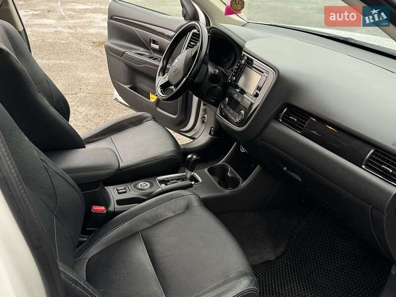 Позашляховик / Кросовер Mitsubishi Outlander 2016 в Тернополі